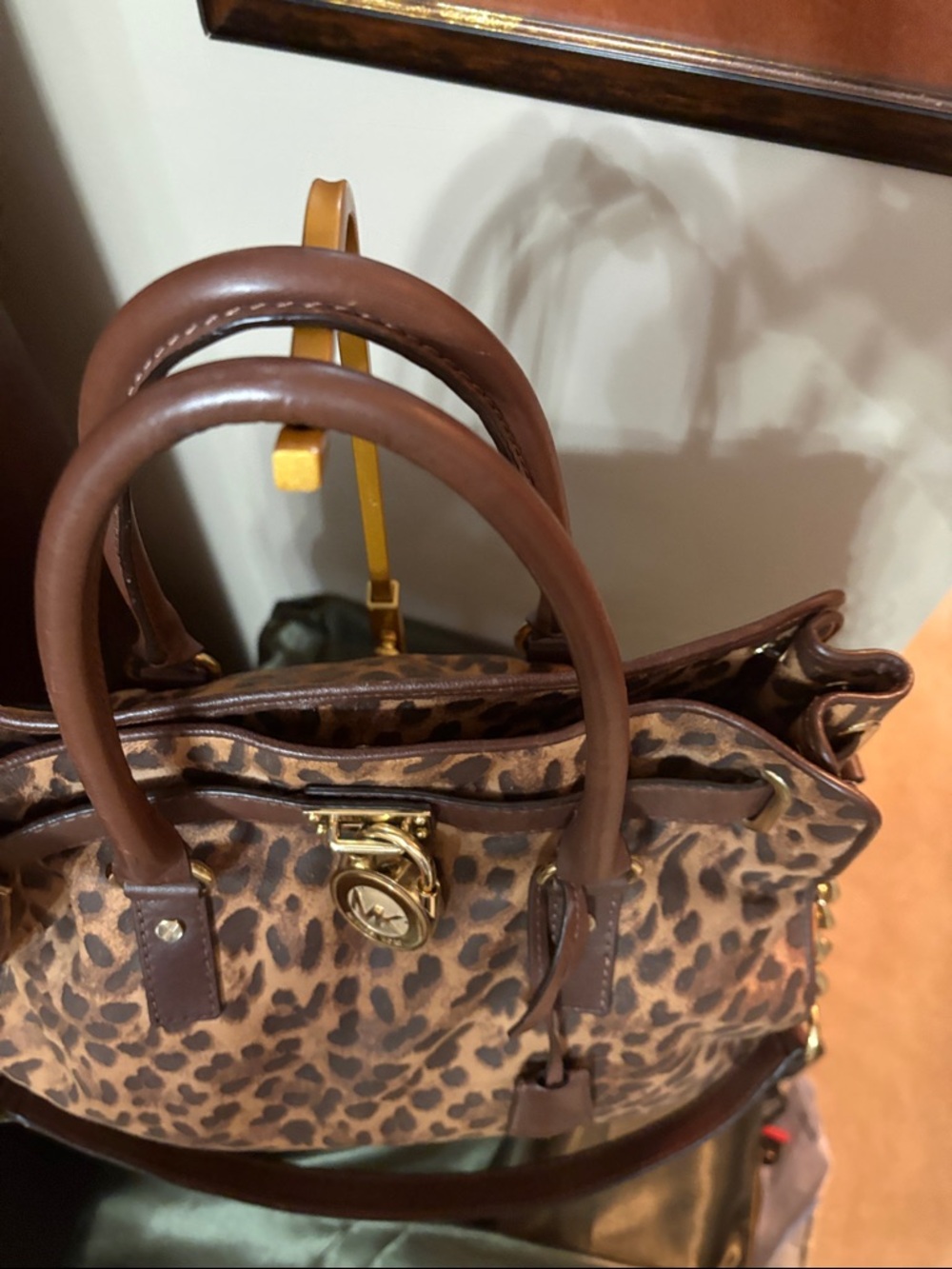 Michael Kors Large Hamilton Traveler Leopard Print Tote in Brown and Gold - Picture 4 of 13